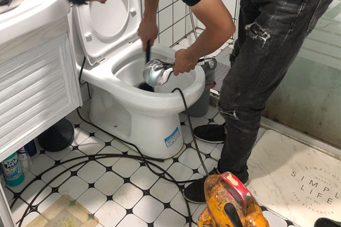 保城镇疏通下水道