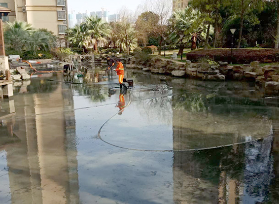 保城镇景观池淤泥清理