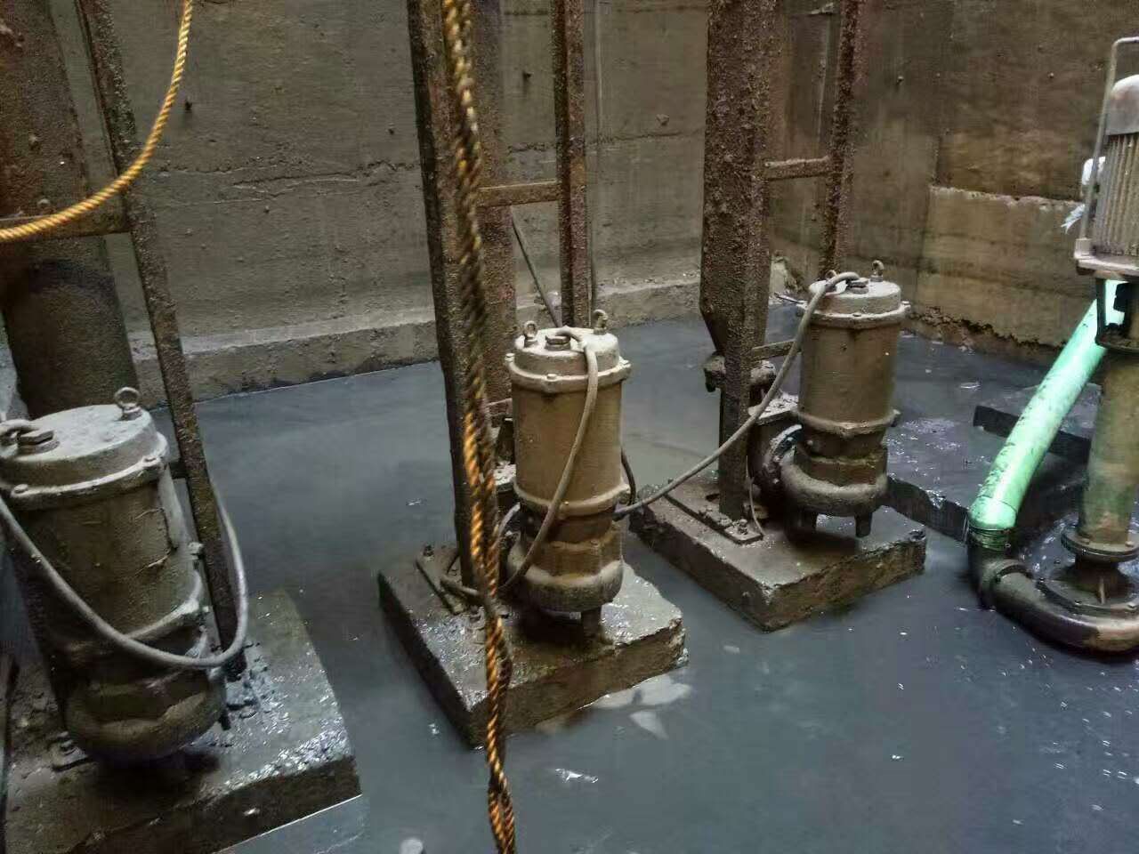 保城镇污水池清理