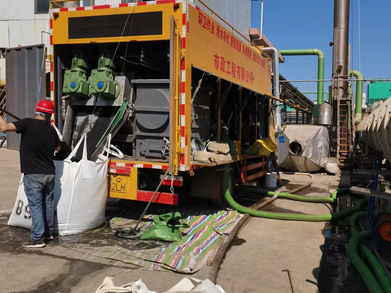 保城镇淤泥压干处理