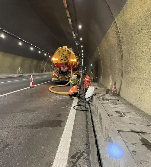 保城镇隧道排水渠清淤